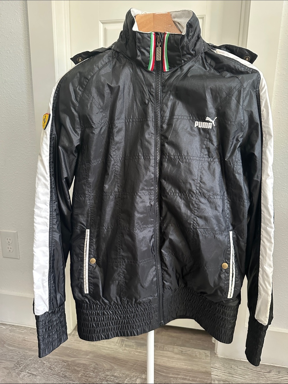 PUMA Scuderia Ferrari F1 Modena Italia Hooded Windbreaker Jacket XL